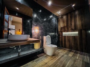 Shower, hair dryer, towels, soap - The Neylipz Cozy  villa with 65"  flat TV with PS5, outdoor Jacuzzi and Kitchen (Weligama)