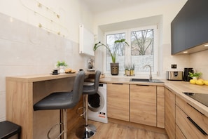 Apartment, 1 Schlafzimmer, Küche | Eigene Küche | Mikrowelle, Ofen, Geschirrspüler, Wasserkocher mit Kaffee-/Teezubehör