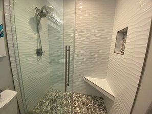 Dusche, Haartrockner, Handtücher