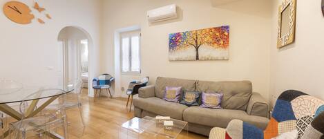 Appartamento Design, vista città | Area soggiorno | TV a schermo piatto 40 pollici con canali digitali