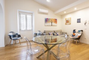 Design-Apartment, Stadtblick | Wohnbereich