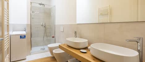 Design Apartment, City View | Bathroom | Shower, hair dryer, bidet, towels