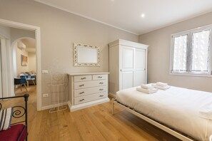 Departamento de diseñador, vista a la ciudad | Ropa de cama de alta calidad, edredón y decoración personalizada 