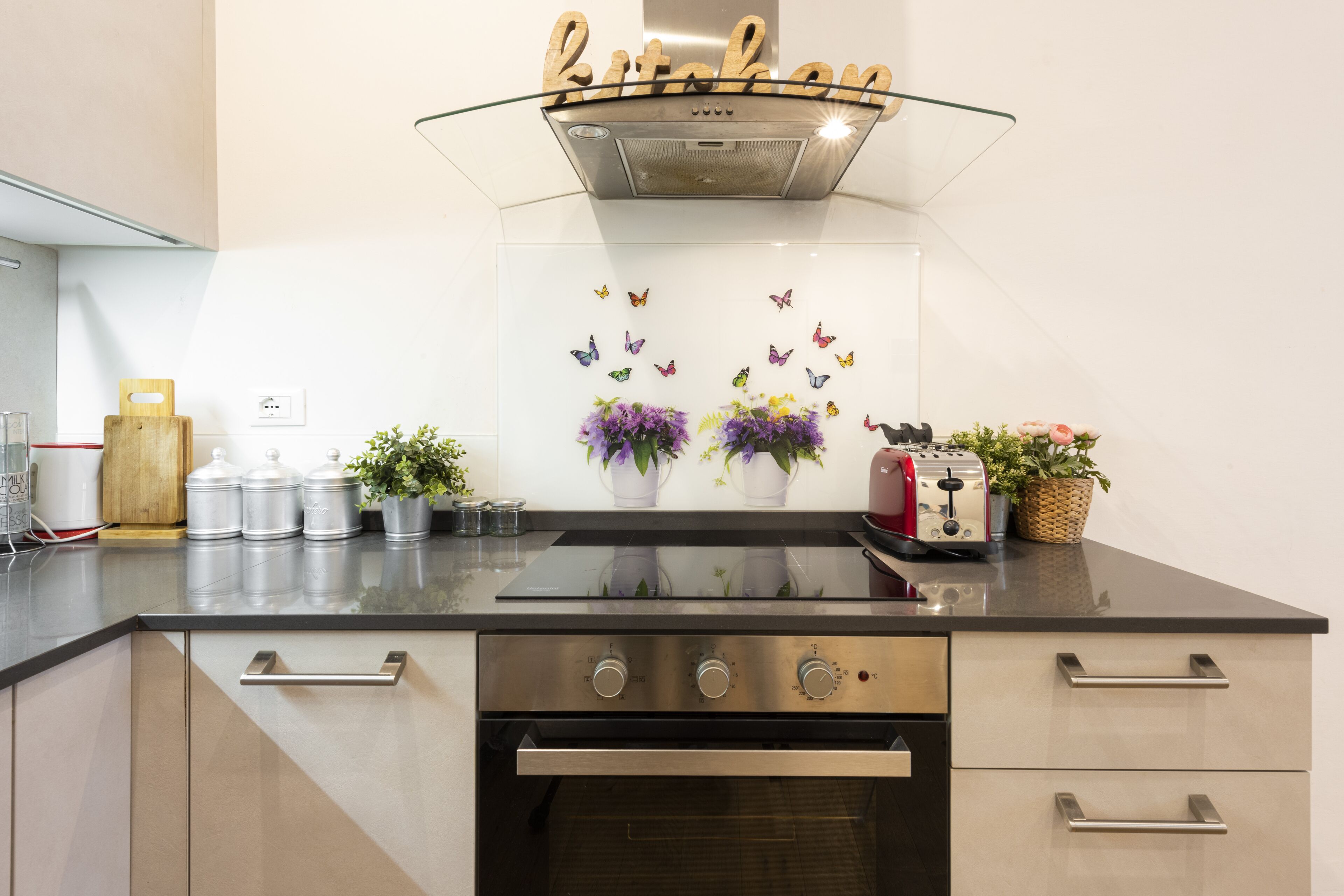 Apartamento design, vista para a cidade | Cozinha privada | Geladeira, fogão, cooktop, lava-louças