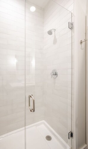 Haartrockner, Handtücher, Seife, Shampoo