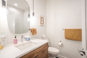 Hårføner, håndklær, såpe og sjampo