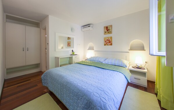 2 bedrooms, iron/ironing board, WiFi, bed sheets