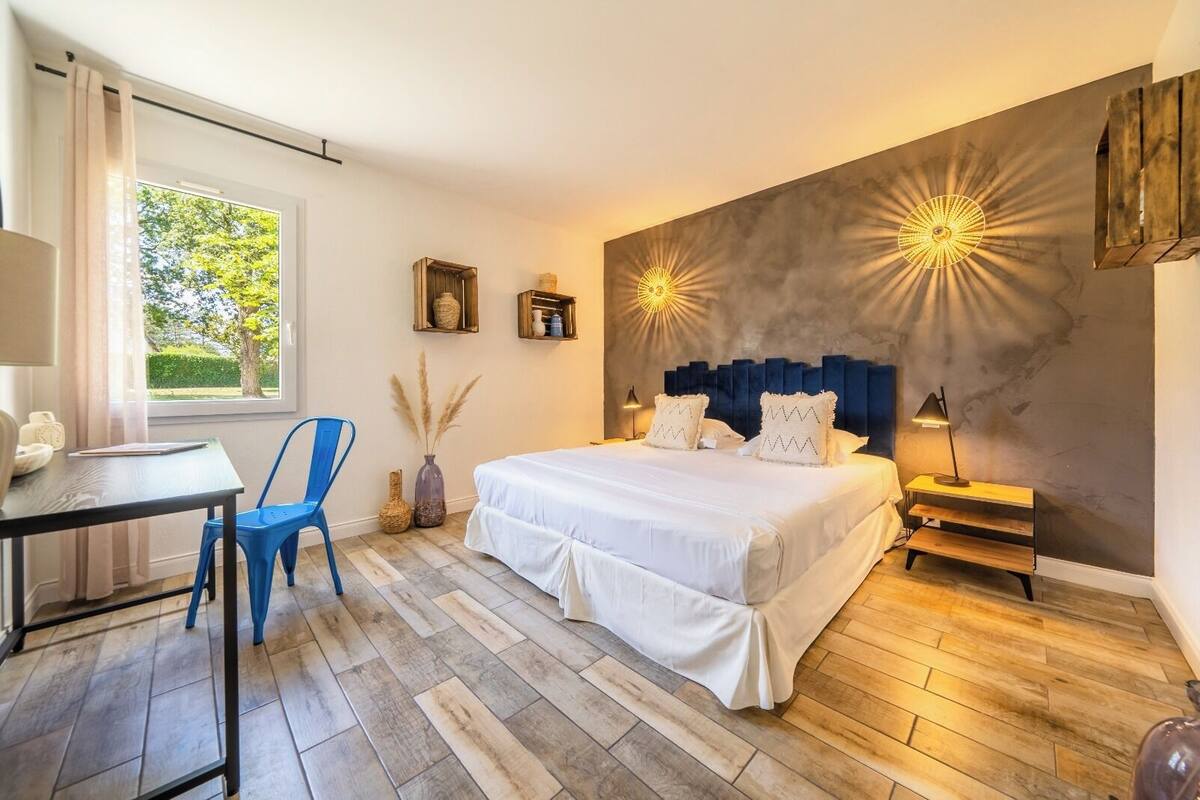 Comfort Room | Desk, laptop workspace, soundproofing, WiFi (free)