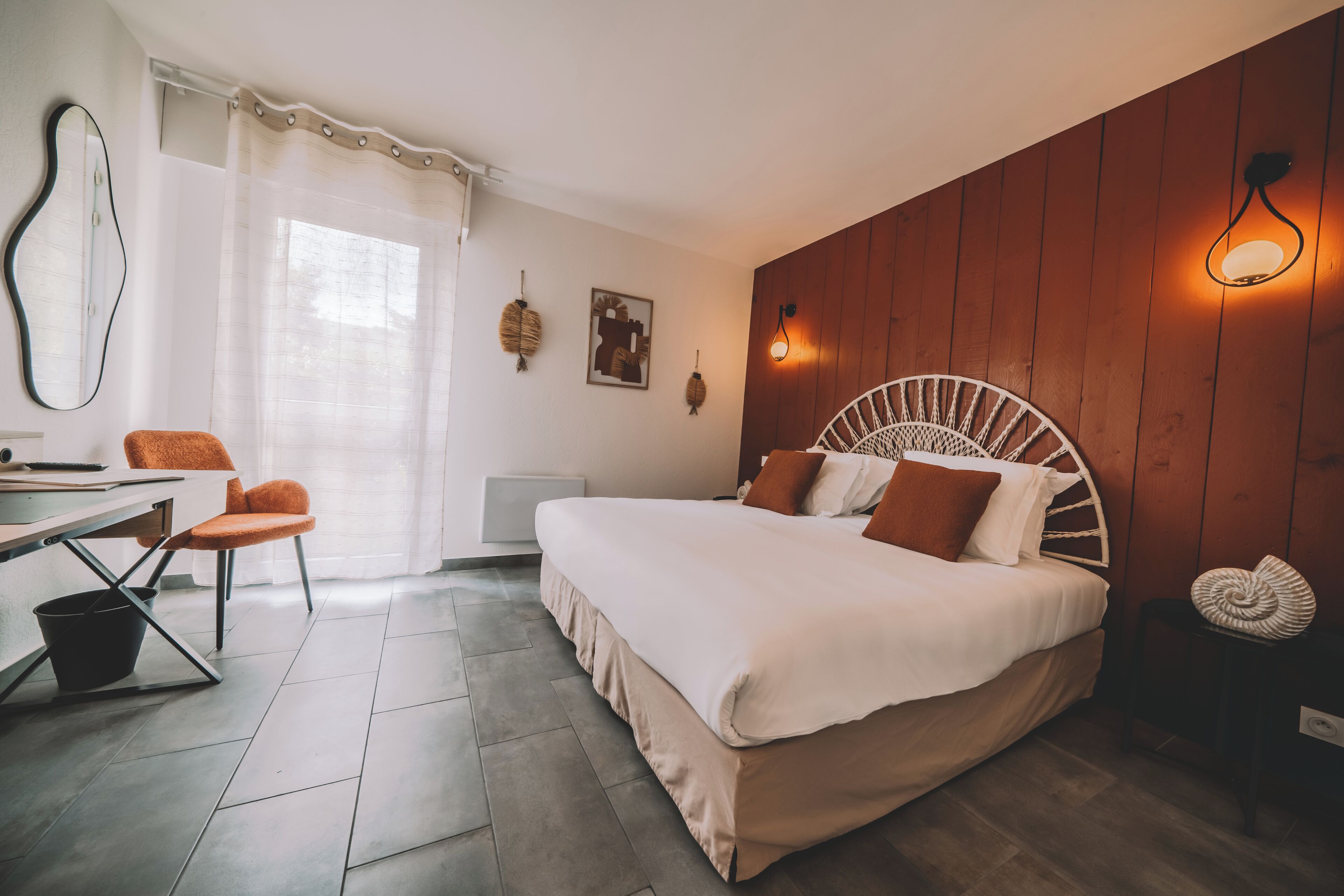 Un dormitorio con cama, escritorio y silla.