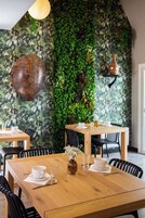 Café da manhã com buffet diário (EUR 13 por pessoa) 