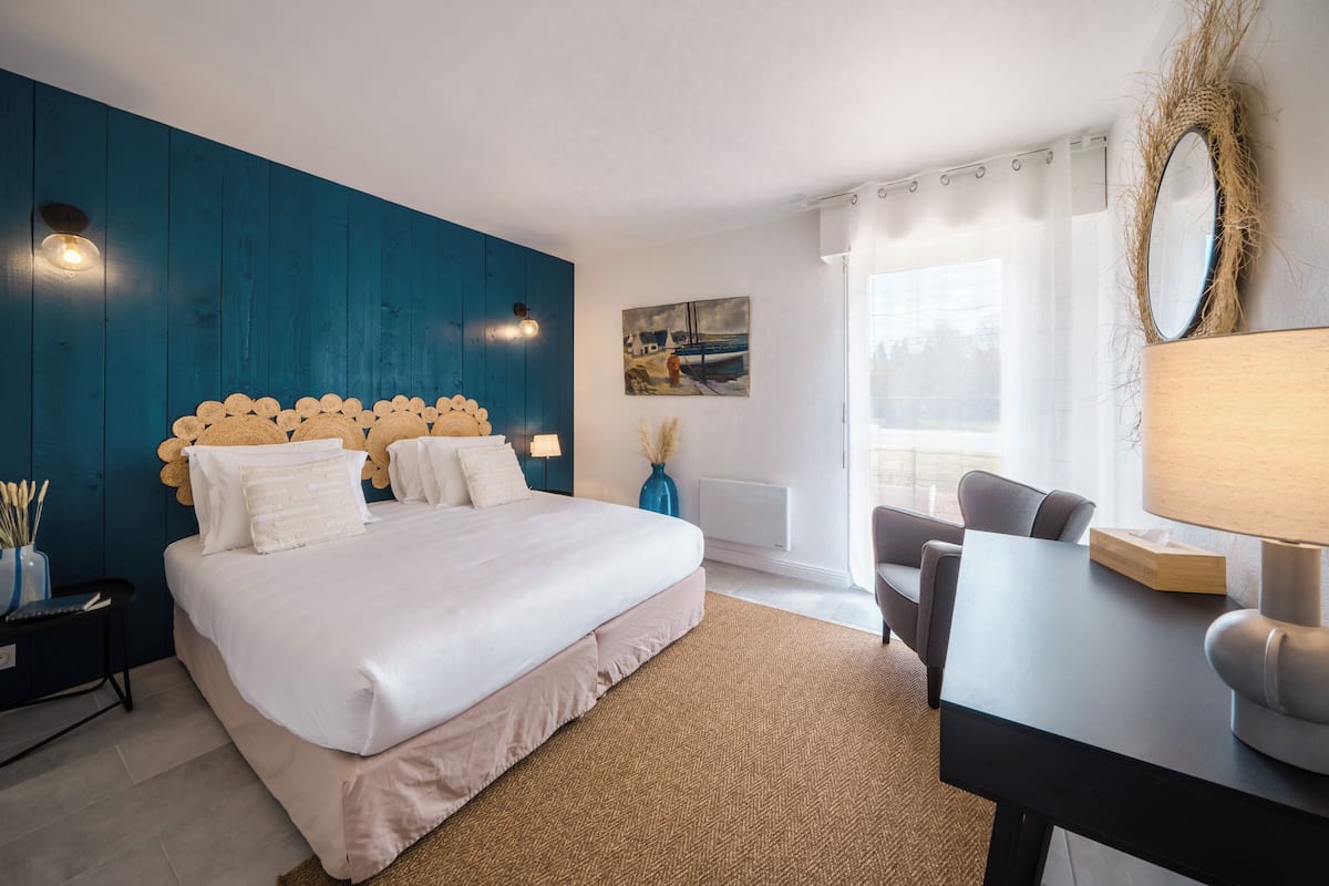 1 habitación, decoración personalizada y escritorio