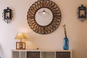 Decoración personalizada, escritorio y espacio para trabajar con laptop 