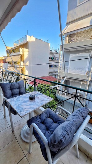 Outdoor dining - H&H Urban Living
1 bedroom apartment w/private parking, fireplace, balcony  (Πειραιάς )