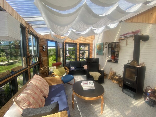 Téléviseur, foyer, lecteur de DVD, livres