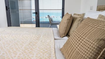 Luxury Apartment, 4 Bedrooms | Desk, soundproofing, iron/ironing board, free WiFi