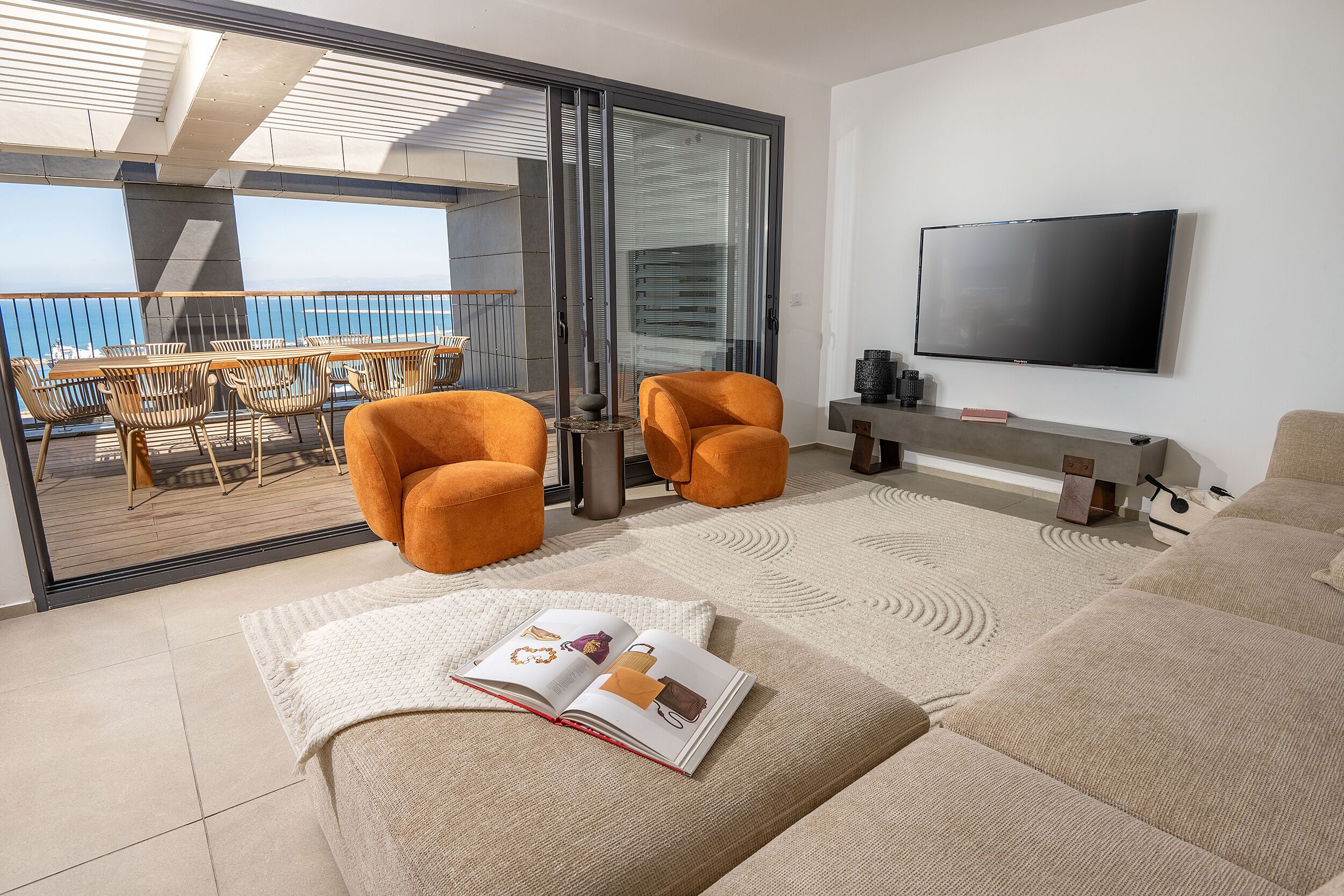 Apartamento de lujo, 4 habitaciones | Zona de estar | Una televisión