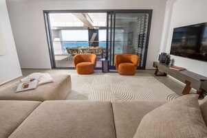 Luxury-Apartment, 4 Schlafzimmer | Wohnbereich | Fernseher