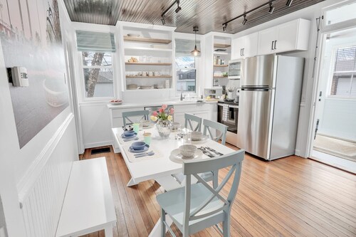 Adorable Little Yellow House, Prime Location! Downtown Pella, IA