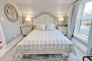 3 quartos, escrivaninha, ferros/tábuas de passar roupa