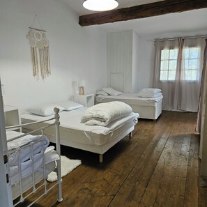 9 chambres, fer et planche à repasser, Wi-Fi