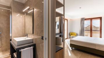 Habitación estándar | Edredón, minibar, caja de seguridad en la habitación y escritorio
