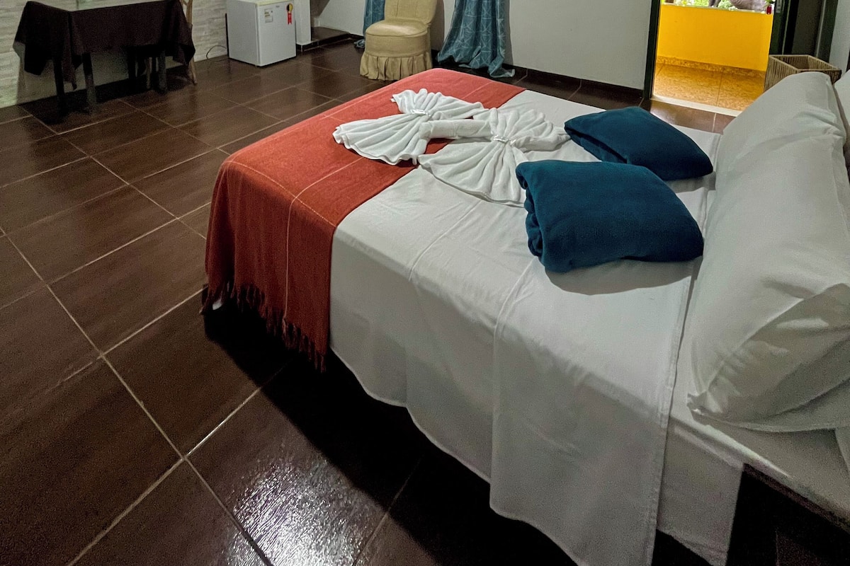 Deluxe-Suite, Veranda, Gartenblick | 19 Schlafzimmer, laptopgeeigneter Arbeitsplatz, kostenloses WLAN