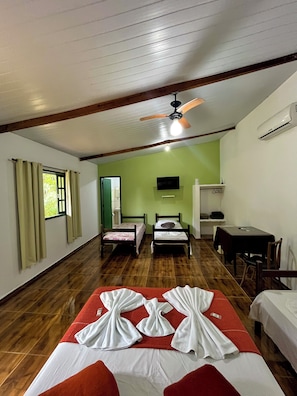 ห้องแฟมิลี่สวีท, ระเบียง, วิวสวน | 19 ห้องนอน, พื้นที่ทำงานแบบใช้แล็ปท็อป, Wi-Fi ฟรี, ผ้าปูที่นอน
