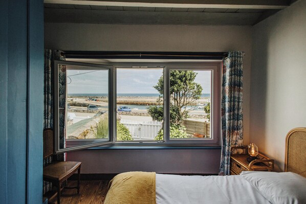 2 Schlafzimmer, Schreibtisch, Bügeleisen/Bügelbrett, Reisekinderbett