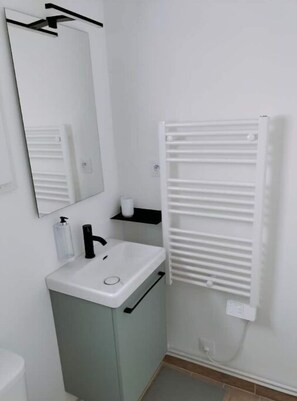 Haartrockner, Handtücher, Seife, Shampoo