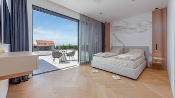 5 bedrooms, free cribs/infant beds, bed sheets