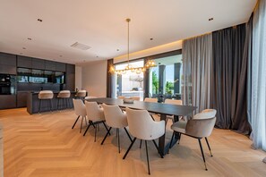 Khu vực ăn uống tại phòng