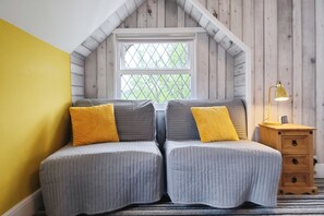 Family Room, Multiple Beds, Non Smoking, Partial Ocean View, No Pets | Individually decorated, individually furnished, blackout drapes - Rowcroft Lodge  (Paignton)