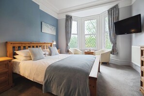 Deluxe Double Room, 1 King Bed, Non Smoking, Sea View, No Pets | Didekorasi berbeda-beda dan dilengkapi dengan perabotan berbeda-beda