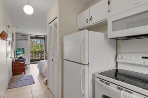 1 bedroom, iron/ironing board, free WiFi, bed sheets - Summer Deal Kona Studio Vacation Rental on Alii Drive Near Surf Beach (Kailua-Kona)