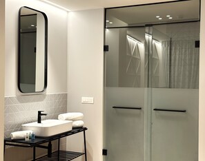 Een haardroger, handdoeken, zeep, shampoo