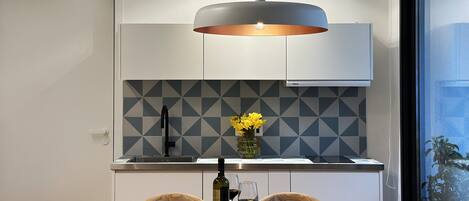 Køleskab, mikrobølgeovn, kogeplade, kaffe-/temaskine