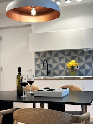 Réfrigérateur, micro-ondes, plaque de cuisson, cafetiÚre/bouilloire