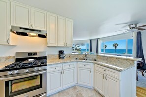 Geladeira, micro-ondas, fogão, cooktop
