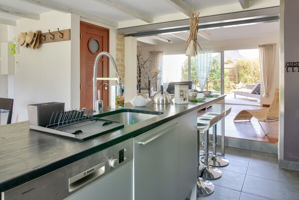 Réfrigérateur, four, lave-vaisselle, cafetière/bouilloire