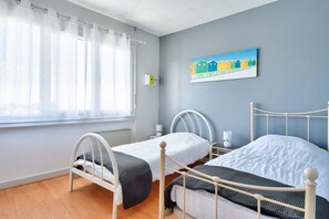 2 室のベッドルーム、アイロン / アイロン台、WiFi (無料)