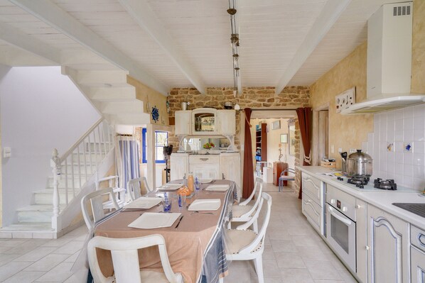 Fridge, oven, dishwasher, coffee/tea maker - Charming house with terrace and garden (Penmarch)