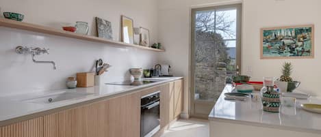 Fridge, oven, dishwasher, coffee/tea maker