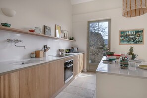 Refrigerador, horno, lavavajillas y cafetera y tetera 