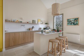 Kjøleskap, ovn, oppvaskmaskin og kaffetrakter/tekoker