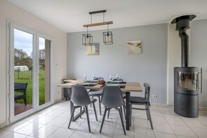 Dining - 10 minutes from the sea, 5p holiday home, garden (Saint-Molf)