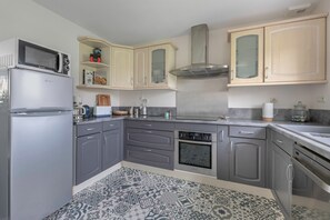 Kühlschrank, Mikrowelle, Ofen, Geschirrspüler
