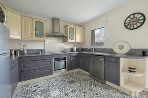 Fridge, microwave, oven, dishwasher - 10 minutes from the sea, 5p holiday home, garden (Saint-Molf)