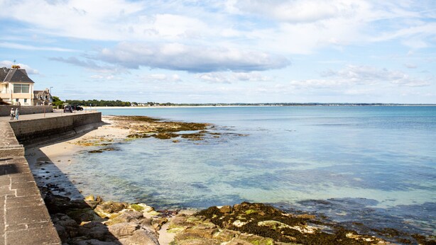 A coastal scene with a clear view of the sea, a stone jetty, and a building with a balcony. - 250m from the beach, house for 6, Île Tudy (Ile Tudy)