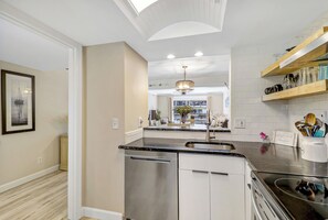 Réfrigérateur, four à micro-ondes, un four, surface de cuisson