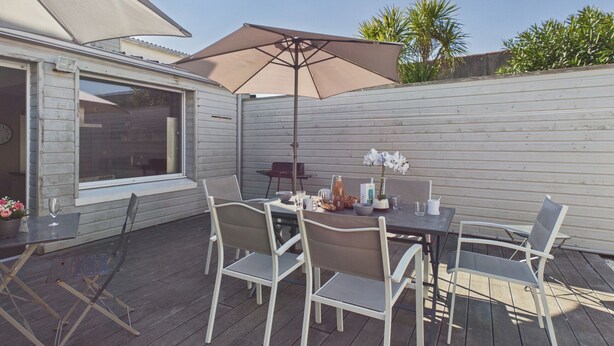 An outdoor patio with a table, chairs, and an umbrella. - House for 8 – Les Sables – 950m from beach (Les Sables-d´Olonne)
